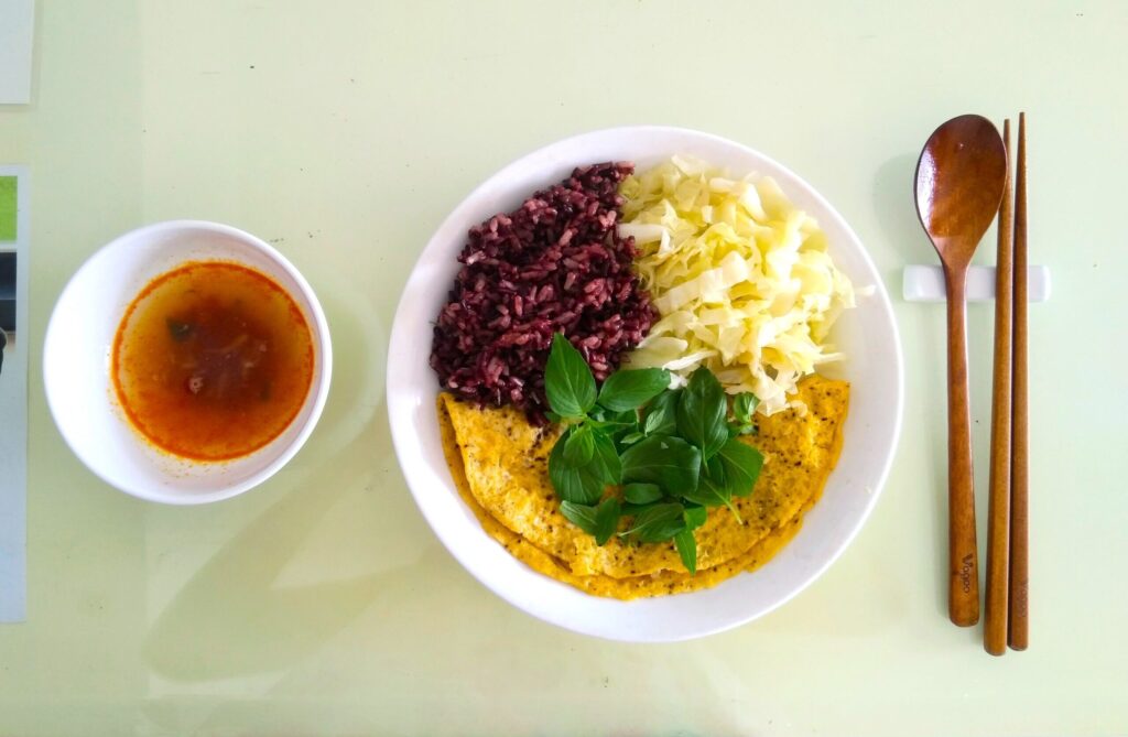 red rice fried egg steam cabbage simple cooking